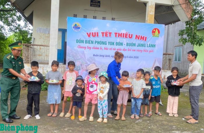 Cán bộ Đồn Biên phòng Yok Đôn, Bộ đội Biên phòng tỉnh Đắk Lắk trao quà cho các cháu thiếu nhi buôn Jang Lành, xã Krông Na, tỉnh Đắk Lắk trong chương trình "Vui Tết thiếu nhi". Ảnh: Ngọc Lân