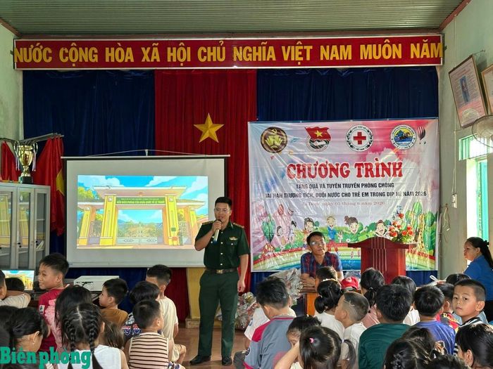 Đồn Biên phòng cửa khẩu quốc tế Lệ Thanh, Bộ đội Biên phòng tỉnh Gia Lai phối hợp cùng các ban, ngành xã Ia Dom tổ chức các hoạt động kỷ niệm Ngày Quốc tế Thiếu nhi, đồng thời kết hợp tổ chức tuyên truyền phòng, chống đuối nước và tuyên truyền phòng, chống các tệ nạn xã hội cho hơn 200 em là thanh, thiếu nhi trên địa bàn. Ảnh: Thanh Bình