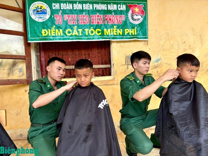Chi đoàn thanh niên Đồn Biên phòng Nậm Càn, Bộ đội Biên phòng tỉnh Nghệ An tổ chức cắt tóc miễn phí cho các em nhỏ trên địa bàn. Ảnh: Hải Thượng