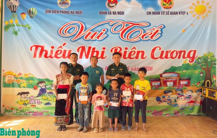 Các cán bộ Đồn Biên phòng Na Ngoi, Bộ đội Biên phòng tỉnh Nghệ An trao tặng quà cho các em nhỏ tại bản Tặng Phăn, xã Na Ngoi, tỉnh Nghệ An, trong chương trình “Vui Tết thiếu nhi biên cương”. Ảnh: Hải Thượng