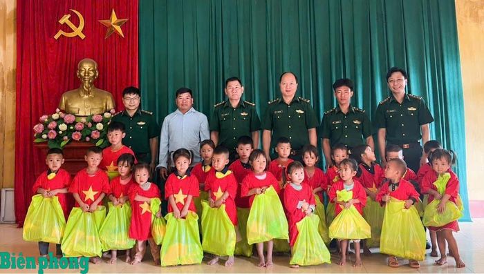 Cán bộ Đồn Biên phòng Nà Bủng, Bộ đội Biên phòng tỉnh Điện Biên tặng quà cho các cháu học sinh Trường Tiểu học Nà Bủng 1, tỉnh Điện Biên nhân Ngày Quốc tế Thiếu nhi. Ảnh: Phú Hừ