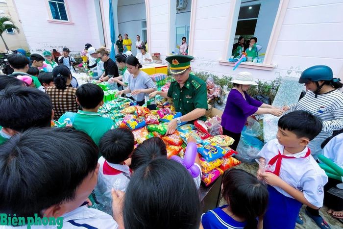 Cán bộ Đồn Biên phòng cửa khẩu quốc tế Vĩnh Xương, Bộ đội Biên phòng tỉnh An Giang, cung cấp 500 suất ăn "0 đồng" và quà cho học sinh, hộ gia đình có hoàn cảnh khó khăn trên địa bàn dịp Tết thiếu nhi. Ảnh: Hồng Nam
