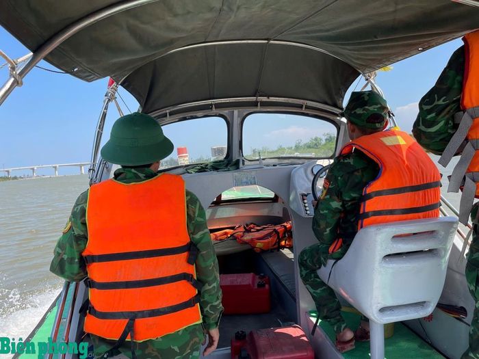 Đồn Biên phòng Diễn Thành phối hợp triển khai các biện pháp khắc phục. Ảnh: Anh Bách