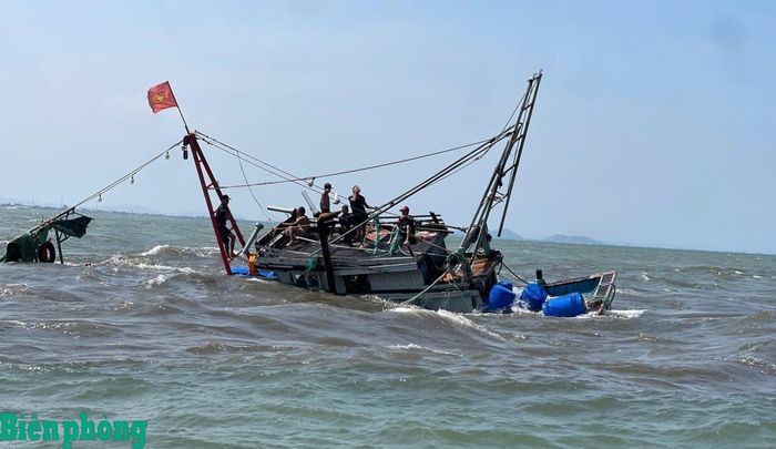 Tàu cá bị chìm trên biển. Ảnh: Anh Bách