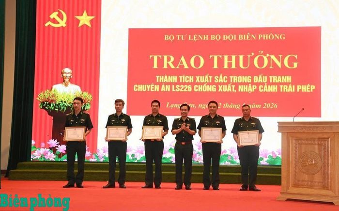 Thiếu tướng Vũ Quốc Ân trao Bằng khen của Bộ Tư lệnh Bộ đội Biên phòng tặng các tập thể và cá nhân có thành tích xuất sắc trong đấu tranh Chuyên án LS226. Ảnh: Cẩm Linh