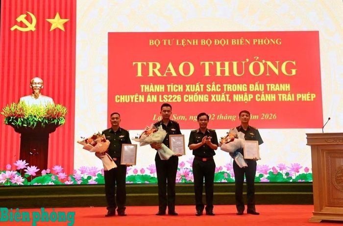 Thừa ủy quyền của lãnh đạo Bộ Quốc phòng, Thiếu tướng Vũ Quốc Ân trao thưởng nóng của Ban Chỉ đạo 1389 Bộ Quốc phòng cho các tập thể có thành tích xuất sắc trong đấu tranh Chuyên án LS226. Ảnh: Cẩm Linh