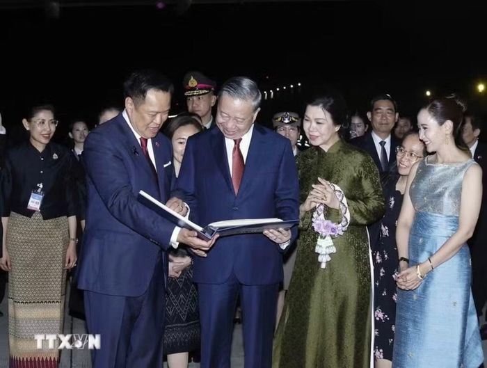 Thủ tướng Thái Lan và Phu nhân ra tận sân bay tiễn Tổng Bí thư, Chủ tịch nước Tô Lâm và Phu nhân. Ảnh: TTXVN.