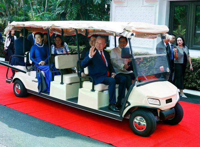 Tổng thống Philippines đích thân lái xe điện chở Tổng Bí thư, Chủ tịch nước Tô Lâm và Phu nhân sau lễ đón. Ảnh: TTXVN.