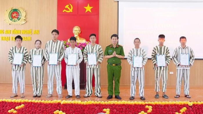 Trao quyết định đặc xá cho phạm nhân tại Trại tạm giam Công an tỉnh Nghệ An.