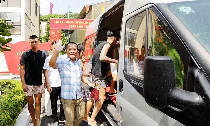 Chuyến xe đưa người được đặc xá trở về nhà.