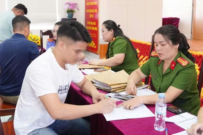 Sau khi nhận quyết định đặc xá, phạm nhân được cấp căn cước, chứng chỉ nghề và hỗ trợ kinh phí đi đường.