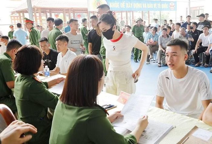 Cán bộ Trại giam Ngọc Lý hoàn tất các thủ tục cho người được đặc xá.