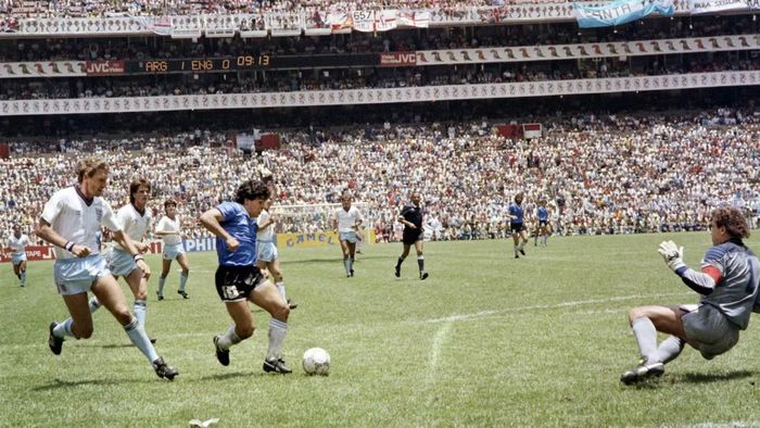 Khoảnh khắc trước khi Maradona tạo ra bàn thắng thứ hai. (Ảnh: CNN)