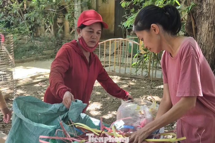 Chợ bắt đầu mở cửa từ 8h sáng, khách hàng là người dân địa phương cũng như du khách. Điểm đặc biệt của phiên chợ này đó là người dân có thể dùng rác đã phân loại để mua sắm hàng hóa, đổi vật phẩm.