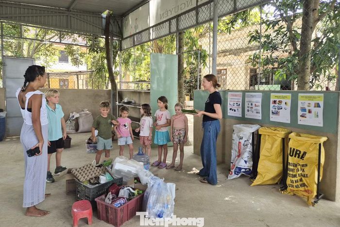 Theo chị Vũ Mỹ Hạnh – Sáng lập và Giám đốc điều hành Hoi An Eco Hub, hiện, Chợ Cộng đồng giảm rác được tổ chức đều đặn vào sáng thứ Bảy hằng tuần. Đây là nơi người tiêu dùng gặp trực tiếp các nông hộ, nhà sản xuất quy mô nhỏ, đại diện các sáng kiến bền vững tại địa phương.