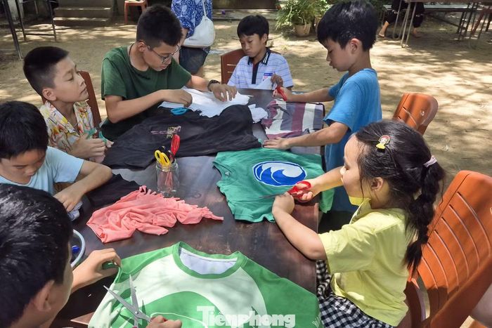  “Chợ giúp giảm bao bì, rút ngắn khoảng cách giữa người sản xuất và người tiêu dùng, hỗ trợ sinh kế quy mô nhỏ, đồng thời, tạo ra một không gian gặp gỡ, học hỏi và truyền cảm hứng về lối sống bền vững cho gia đình, thanh niên và du khách”, chị Hạnh nói. 