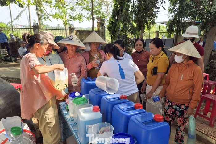  Biết đến phiên chợ, bà Nguyễn Thị Liễu (người dân phường Hội An) mang theo các loại rác hữu cơ trong sinh hoạt hằng ngày như vỏ củ, quả, lá cây… đến để mua sắm. Bà được hỗ trợ đổi các loại dung dịch nước tẩy rửa sinh học được lên men từ chính các loại rác hữu cơ thu gom trong cộng đồng. 