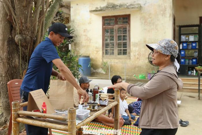 “Trước đây, rác sinh hoạt tôi thường để chung, nhưng sau khi biết đến phiên chợ, tôi tập phân loại rác tại nhà, vỏ lon, chai nhựa có thể đem bán ve chai, còn phế phẩm nông nghiệp, rác thực phẩm có thể dùng ủ phân hoặc mang rác đến đổi trực tiếp tại đây”, bà Liễu nói.