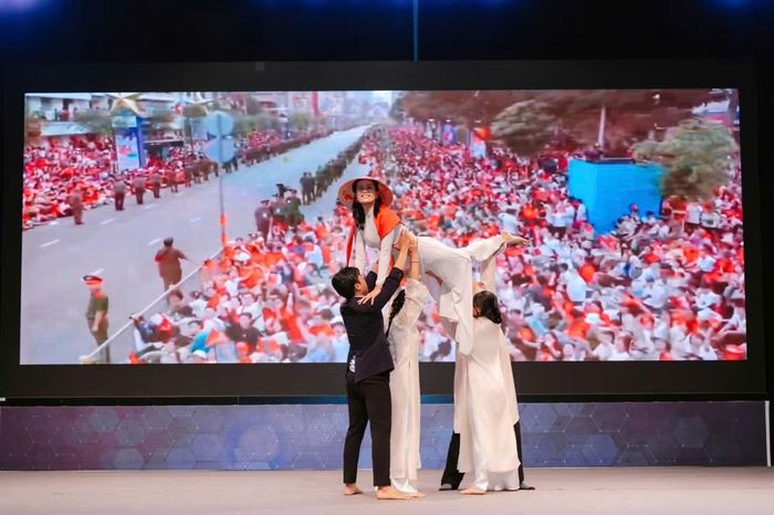 Cô Tâm trình diễn dự thi tại đêm chung kết Hoa hậu Trăng khuyết Việt Nam 2025 tại TP.HCM.