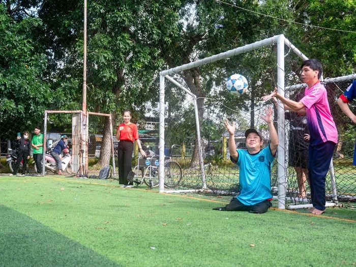 Anh Hòa bị tai nạn giao thông mất 2 chân sống lạc quan, tham gia thể thao sau khi được cô Tâm kiên trì động viên, chia sẻ.