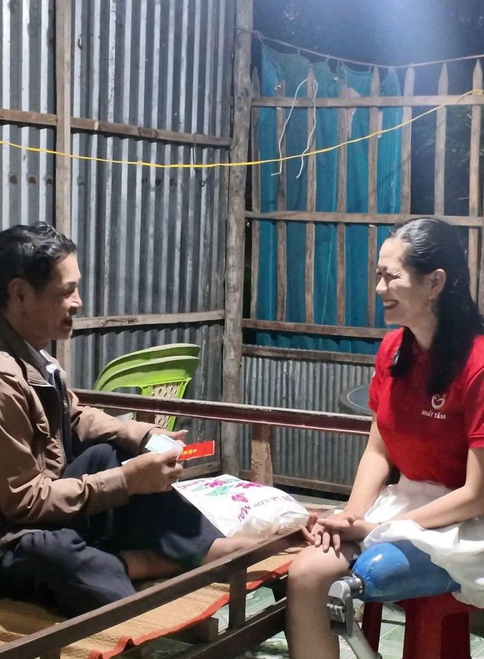 Cô Tâm động viên, chia sẻ với những người khó khăn.