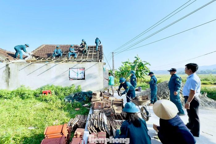 Cán bộ, chiến sĩ Ban Chỉ huy Quân sự xã Bích Hào hỗ trợ ngày công lao động, tiến hành đảo ngói, sửa chữa mái nhà và chỉnh trang lại công trình.