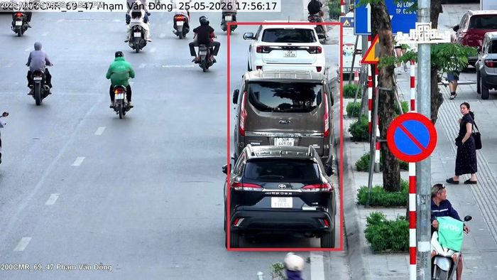 Trước số 49 Phạm Văn Đồng, phường Phú Diễn – Đỗ xe ô tô tại nơi có biển “Cấm đỗ xe”.