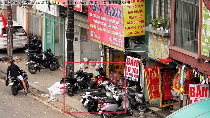 Trước số 327 Tây Sơn, phường Kim Liên – Sử dụng trái phép vỉa hè để sửa chữa phương tiện.