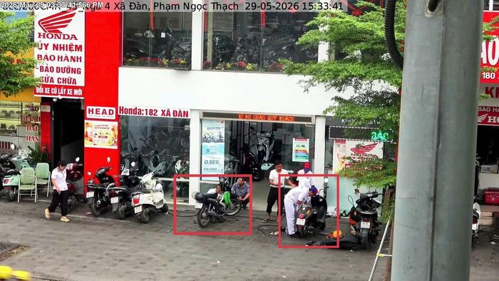 Trước 182 Xã Đàn, phường Văn Miếu-Quốc Tử Giám – Sử dụng trái phép vỉa hè để sửa chữa phương tiện.