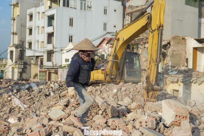 Những người thu mua phế liệu như chị Liên thường lăn lộn giữa khói bụi và tiếng máy móc tại đại công trường giải phóng mặt bằng.