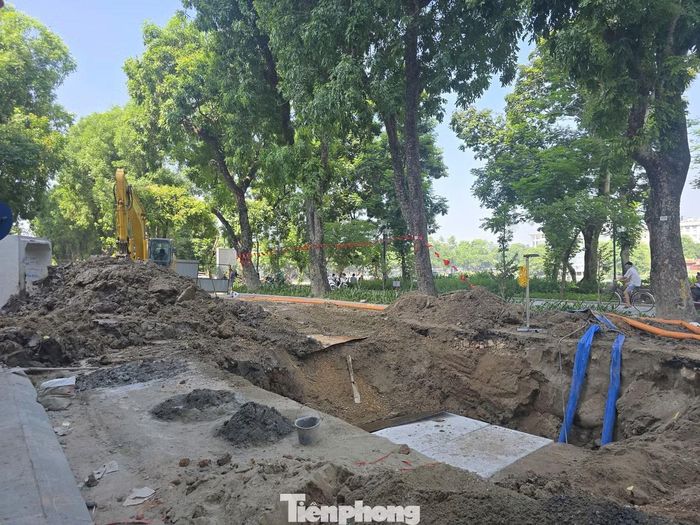 Đối với phố Quang Trung, đại diện Trung tâm cho biết trong đêm 31/5 đã hoàn thành thảm khoảng 150m mặt đường tại các vị trí giao cắt với phố Trần Nhân Tông, Hai Bà Trưng và Trần Hưng Đạo. Đồng thời, 7 hố ga trên tuyến cũng đã được hoàn thiện.