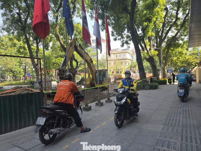 "Hiện công tác hoàn trả vật liệu nền đường, thu dọn bùn đất và phế thải xây dựng vẫn còn nhiều hạng mục cần hoàn thiện. Vì vậy, đơn vị đề xuất thêm 3 ngày để hoàn tất toàn bộ công việc", đại diện Trung tâm cho biết.