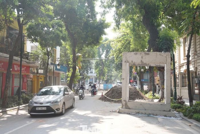 Theo ghi nhận, tại một số tuyến phố, công tác thu dọn vật liệu sau thi công vẫn chưa hoàn tất. Trên phố Tràng Thi, cống hộp và đất thải xây dựng vẫn chiếm dụng một phần mặt đường.