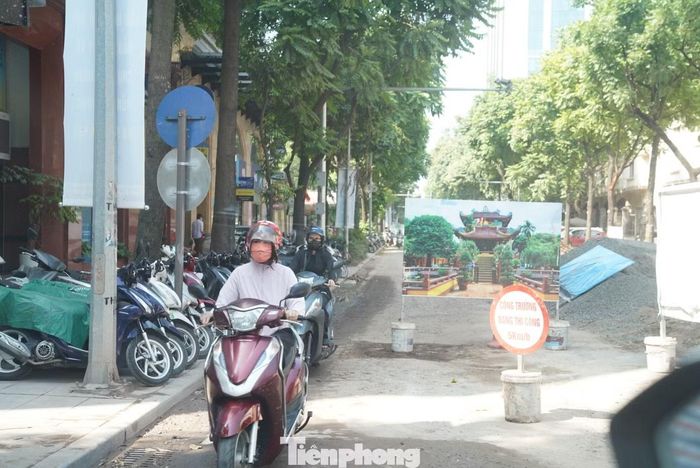 Theo chủ đầu tư, đoạn tuyến dài khoảng 100m từ Phan Chu Trinh đến Quán Sứ chưa hoàn thành thảm nhựa asphalt thô (lớp 1) sẽ được hoàn thiện vào đêm 1/6. "Các tuyến phố này đã được dỡ rào chắn", đại diện Trung tâm chia sẻ.