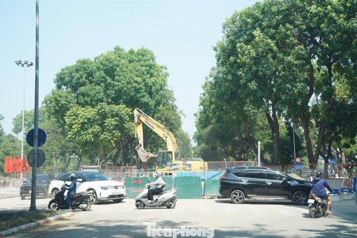 Tại phố Quang Trung, một số đoạn vẫn duy trì rào chắn phục vụ thi công, ảnh hưởng đến việc lưu thông của người dân.