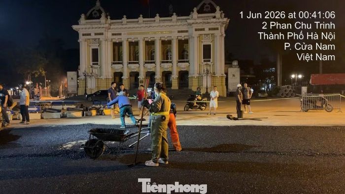 Công nhân thi công tháo dỡ rào chắn, thảm nhựa mặt đường và hoàn trả mặt bằng trong đêm 31/5.