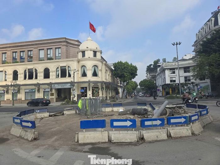 Ngã 5 Tràng Tiền đã tháo "lô cốt" nhưng vẫn còn một số vật liệu tập kết tại đảo giao thông.