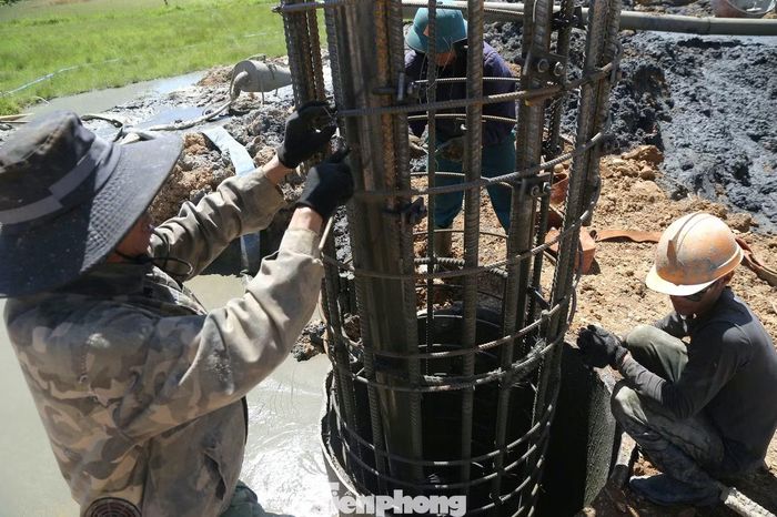 Để bảo vệ sức khỏe người lao động, các nhà thầu đã triển khai nhiều giải pháp ứng phó với nắng nóng. Nhiều công nhân tự trang bị áo điều hòa có gắn quạt làm mát.