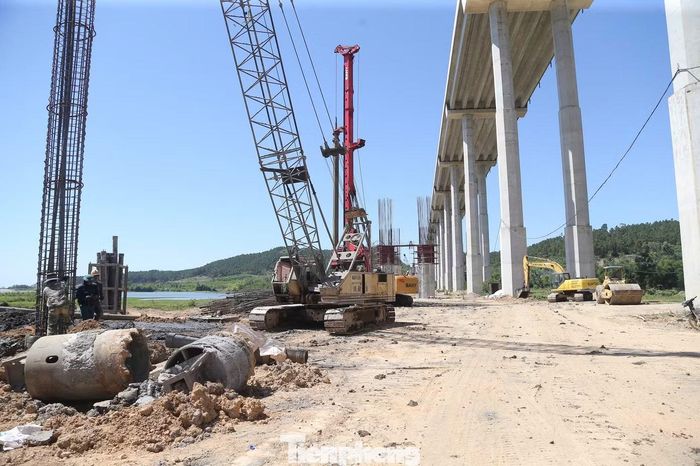Theo các công nhân, để đảm bảo sức khỏe trong những ngày nắng nóng, các công nhân phải thay đổi giờ làm. Buổi sáng bắt đầu từ 6h sáng đến 10h trưa. Buổi chiều sau 14h hoặc muộn hơn.
