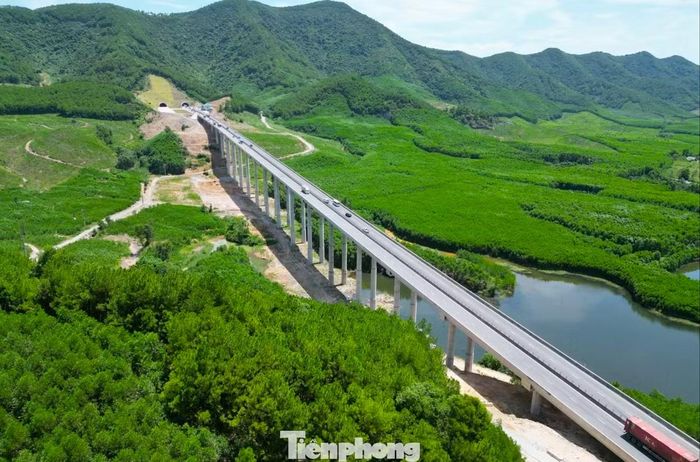 Những ngày đầu tháng 6/2026, thời tiết Nghệ An nắng như đổ lửa, nhiệt độ liên tục vượt ngưỡng 40 độ C. Tuy vậy, trên đại công trường thi công Dự án đầu tư hoàn thiện hầm Thần Vũ (thuộc tuyến cao tốc Bắc Nam phía Đông), các công nhân vẫn miệt mài làm việc, bất chấp nắng nóng.
