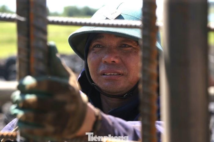 Mồ hôi nhễ nhại trên khuôn mặt của những công nhân bám trụ trên đại công trường.