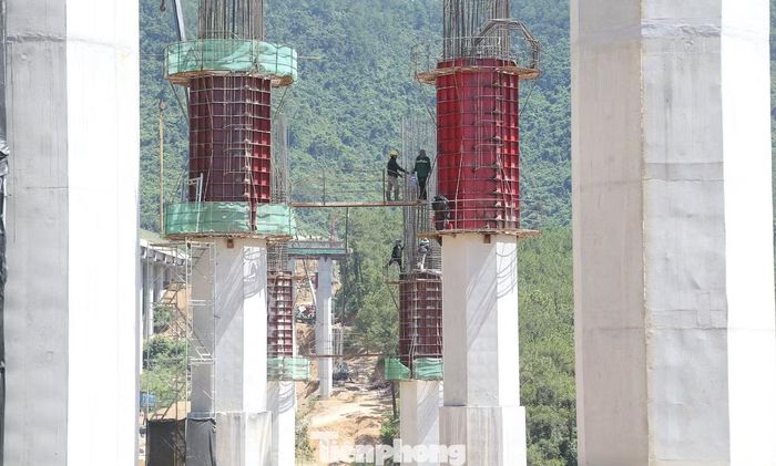 Tại mũi thi công phía Nam thuộc xã Thần Lĩnh (Nghệ An), một nhóm công nhân của Công ty CP tư vấn và xây dựng Biển Đông tranh thủ làm thép đổ bê tông cầu. Những trụ bê tông cầu cạn cao hàng chục mét đang dần hình thành.