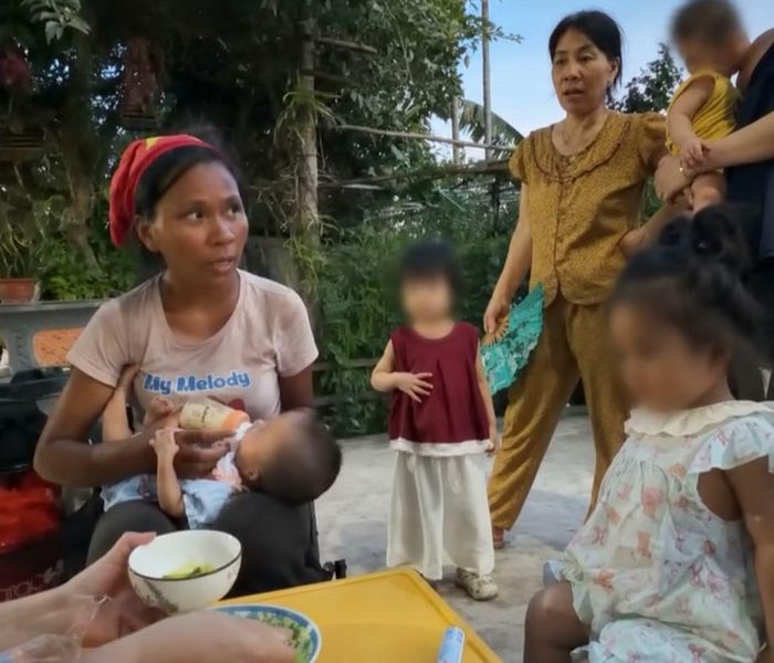 Người mẹ dừng lại nghỉ ngơi ở một sân nhà dọc QL1A thuộc xã Quảng Ninh, tỉnh Quảng Trị vào chiều ngày 1/6.