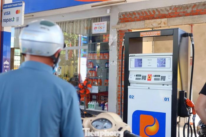 Ngoài lợi thế về giá bán, hiện ở mức hơn 23.600 đồng/lít, xăng E10 còn giúp giảm phát thải khí nhà kính, thân thiện hơn với môi trường...