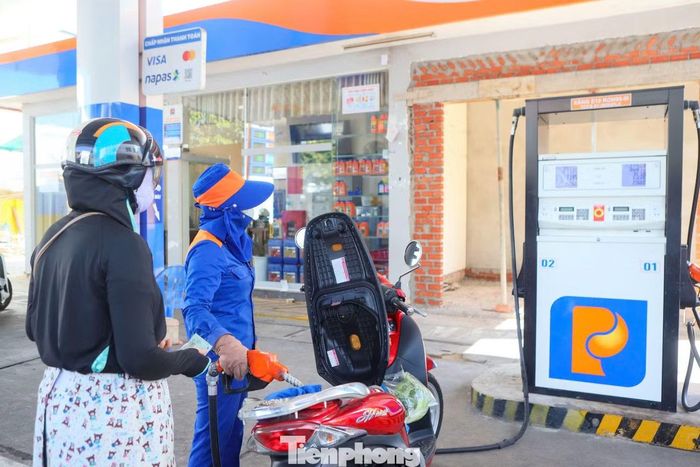 Người dân đến đổ xăng E10.