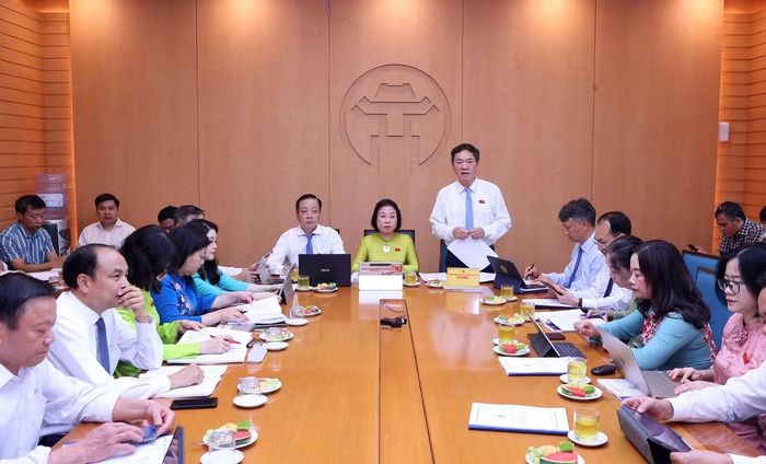 Các đại biểu thảo luận tại tổ.