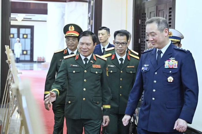 Đại tướng Nguyễn Tân Cương và Đại tướng Uchikura Hiroaki xem các hình ảnh phản ánh hoạt động hợp tác giữa Quân đội hai nước trong thời gian qua.