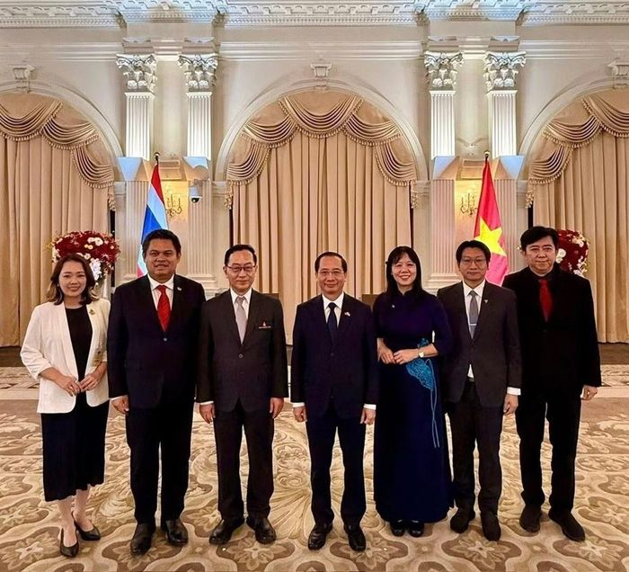 Đoàn Học viện Hành chính và Quản trị công chụp ảnh lưu niệm với Đoàn Đại học Khon Kaen, Thái Lan