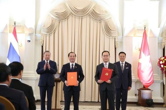 Sáng 28/5/2026, tại Nhà Thủ tướng Vương quốc Thái Lan, Tổng Bí thư, Chủ tịch nước Tô Lâm và Thủ tướng Vương quốc Thái Lan Anutin Charnvirakul chứng kiến lễ trao các văn kiện hợp tác giữa Học viện Hành chính và Quản trị công và Đại học Khon Kaen, Thái Lan