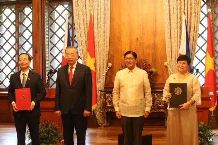 Sáng 01/6/2026, tại Phủ Tổng thống Philippines, Tổng Bí thư, Chủ tịch nước Tô Lâm và Tổng thống Philippines Ferdinand Romualdez Marcos Jr. chứng kiến lễ trao các văn kiện hợp tác giữa Học viện Hành chính và Quản trị công và Đại học Philippines